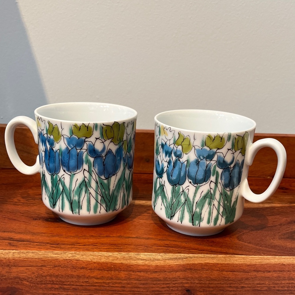 2 VINTAGE AMCREST VERNE COFFEE CUPS